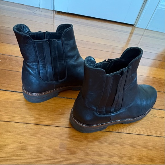 Stuart Weitzman Soft Leather Chelsea Boots Size 7.5 B Black With Brown Trim - Picture 12 of 14